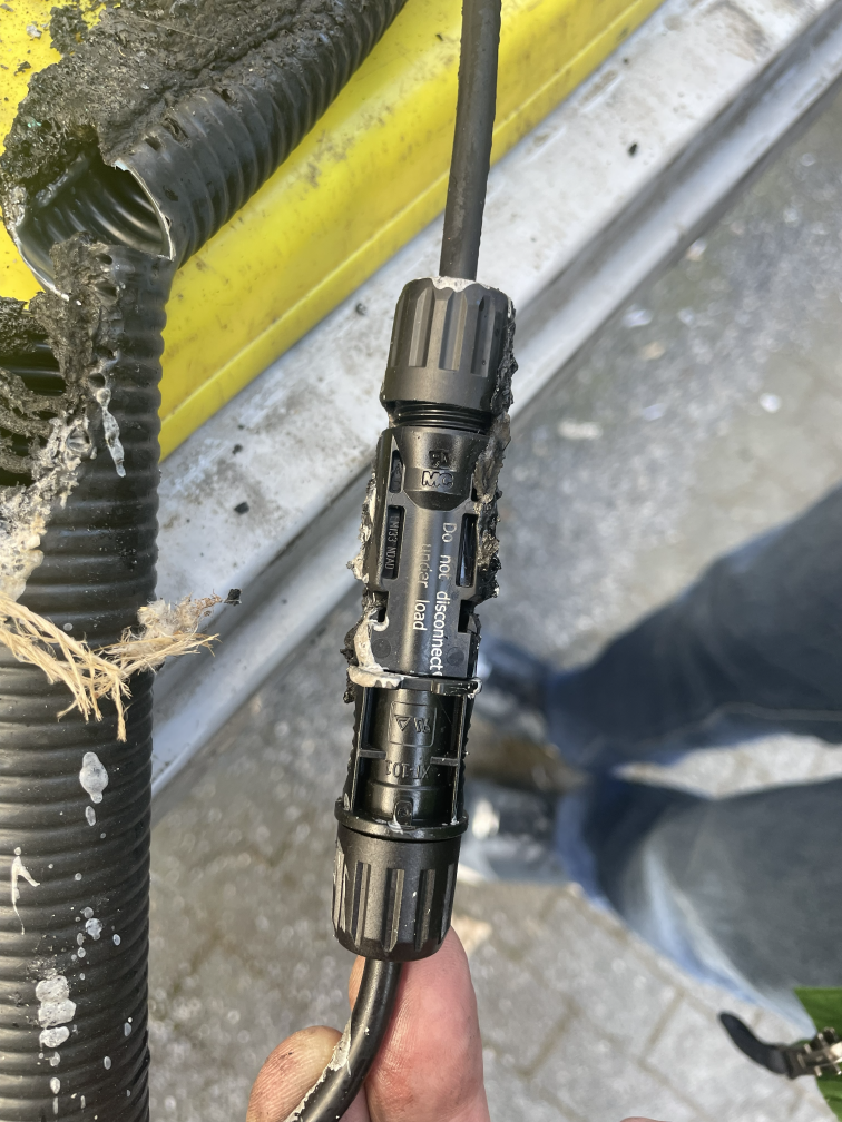 verschmorter MC4 Steckverbinder durch Kontaktwiderstand